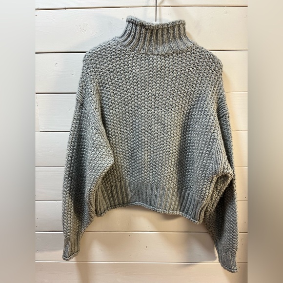 H&M – CHUNKY TURTLENECK SWEATER – SIZE S - Picture 3 of 8